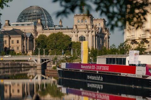 MS Wissenschaft ankert in Berlin