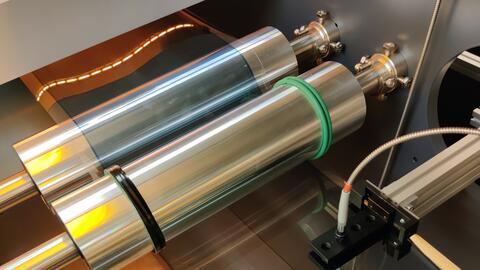 Das neu erfundene Nanomaterial von AMPERIAL wird in einer Druckmaschine hauchdünn auf eine transparente Folie aufgebracht.