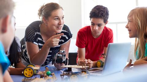 Technikunterricht: Lehrerin erklärt etwa ihren Schülern 