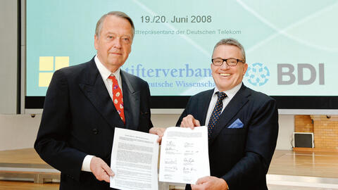 Arend Oetker und Thomas Sattelberger mit der "Bachelor-Welcome"-Erklärung (Foto: Peter Himsel)
