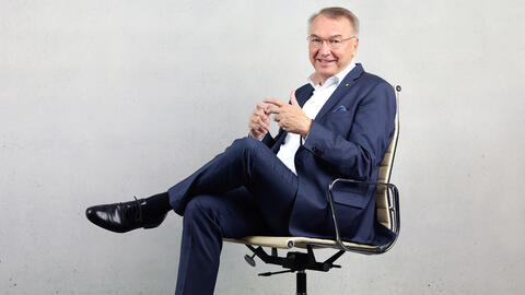 Eckhard Schwarzer sitzt auf einem Bürostuhl (Foto: DATEV eG)