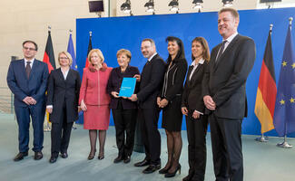 Übergabe des EFI-Jahresgutachtens 2016 an Angela Merkel (Foto: Svea Pietschmann)