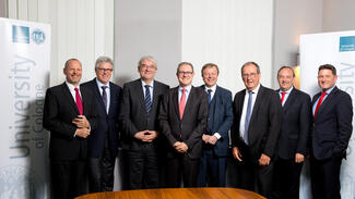 Vertrag für erste Santander Stiftungs-Juniorprofessur bei den Kölner Rechtswissenschaften unterzeichnet (Foto: Patric Fouad/Universität zu Köln)