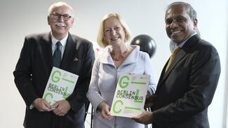 Übergabe des Berlin Consensus an Bundesforschungsministerin Johanna Wanka (Foto: Leibniz-Gemeinschaft/Matthias Heyde)