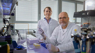 Dr. Kai Sohn (Fraunhofer-Institut für Grenzflächen- und Bioverfahrenstechnik IGB) und Dr. Silke Grumaz (Noscendo GmbH) ( Foto: Fraunhofer/Piotr Banczerowski)