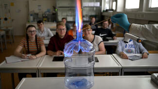 Chemieunterricht an einer Schule (Foto: Christoph Mischke/Fakultät für Chemie der Georg-August-Universität Göttingen) Chemieunterricht an einer Schule (Foto: Christoph Mischke/Fakultät für Chemie der Georg-August-Universität Göttingen)