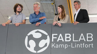 Dr. Martin Kreymann (2.v.l.) und Prof. Dr. Karsten Nebe (4.v.l.) im FabLab Kamp-Lintfort (Foto: Hochschule Rhein-Waal)