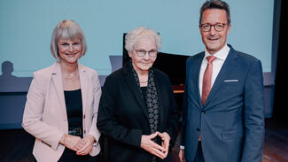 Preisverleihung "Wissenschaftsstiftung des Jahres 2025": Stifterin Christiane Nüsslein-Volhard (Mi.) mit Moderatorin Gundula Gause und Prof. Dr. Dr. h.c. Lambert T. Koch, Präsident des Deutschen Hochschulverbands (Foto: Deutscher Hochschulverband/Be.A.Star-Productions)