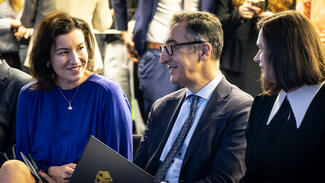 Cem Özdemir und Dorothee Bär bei der Amtsübergabe Mai 2025 (Foto: Ricken/BMBF) Cem Özdemir und Dorothee Bär bei der Amtsübergabe Mai 2025