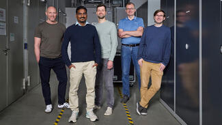 Dr. Sven Beyer (GlobalFoundries), Dr. Nandakishor Yadav, Dr. Franz Müller, Konrad Seidel und Dr. Maximilian Lederer (Fraunhofer IPMS) (v.li.) (Foto: Piotr Banczerowksi/Fraunhofer)