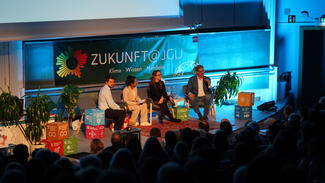 Diskussionsrunde mit Dr. Eckart von Hirschhausen (re.) und Dipl.-Psych. Lea Dohm (2.v.re.), die den Gutenberg-Zukunfts-Awards 2025 erhalten haben, im Rahmen der Eröffnung der "Voices for Climate" im Wintersemester 2025/2026 an der Johannes Gutenberg-Universität Mainz (Foto: Tobias Rosenbaum/JGU)