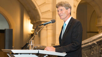 Verleihung des Ars legendi-Fakultätenpreises Sportwissenschaften 2017: Nikolaus Risch von der Heinz-Nixdorf-Stiftung (Foto: BLICKPUNKT PHOTODESIGN Daniel Bödeker)