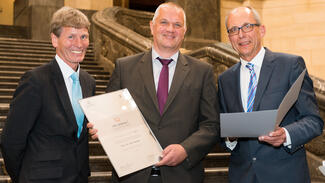 Verleihung des Ars legendi-Fakultätenpreises Sportwissenschaften 2017 an Nils Neuber (Mi.) (Foto: BLICKPUNKT PHOTODESIGN Daniel Bödeker)