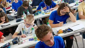 Klausurenphase bei der Mathematik-Olympiade 2018 (Foto: Fototeam Wirsberg-Gymnasium Würzburg)