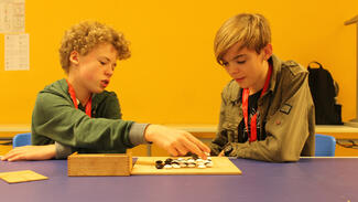 Teilnehmer der JuniorAkademie Neuerburg 2018 beim Schachspiel (Foto: Bildung & Begabung)