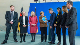 Übergabe des EFI-Jahresgutachens 2018 an Bundeskanzlerin Angela Merkel (Foto: Svea Pietschmann)