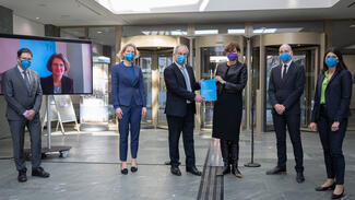 Übergabe des EFI-Jahresgutachtens 2022 (Foto: Hans-Joachim Rickel/BMBF)