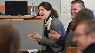 Teilnehmerin der Lehr-/Lernkonferenz lacht (Foto: David Ausserhofer) Teilnehmerin der Lehr-/Lernkonferenz lacht (Foto: David Ausserhofer)