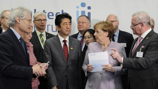 Übergabe des Abschlussberichts des Fachforums Autonome Systeme (Foto: Markus Jürgens/Fraunhofer-Gesellschaft)