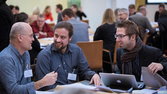 Teilnehmer der Lehr-/Lernkonferenz lachen zusammen (Foto: Kay Herschelmann) Teilnehmer der Lehr-/Lernkonferenz lachen zusammen (Foto: Kay Herschelmann)