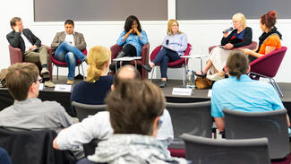 Treffen des Netzwerks "Stark durch Diversität": Podium und Publikum (Foto: Simon Bierwald)