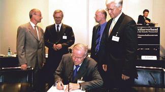 Unterzeichnung des PUSH-Memorandums 1999 (Foto: David Ausserhofer)
